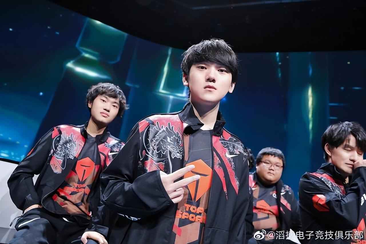 一个佩戴袖 一个佩戴袖